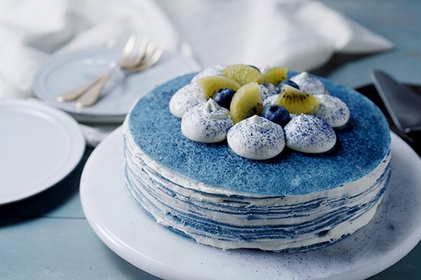 天然ハーブの青いミルクレープケーキ_ホール